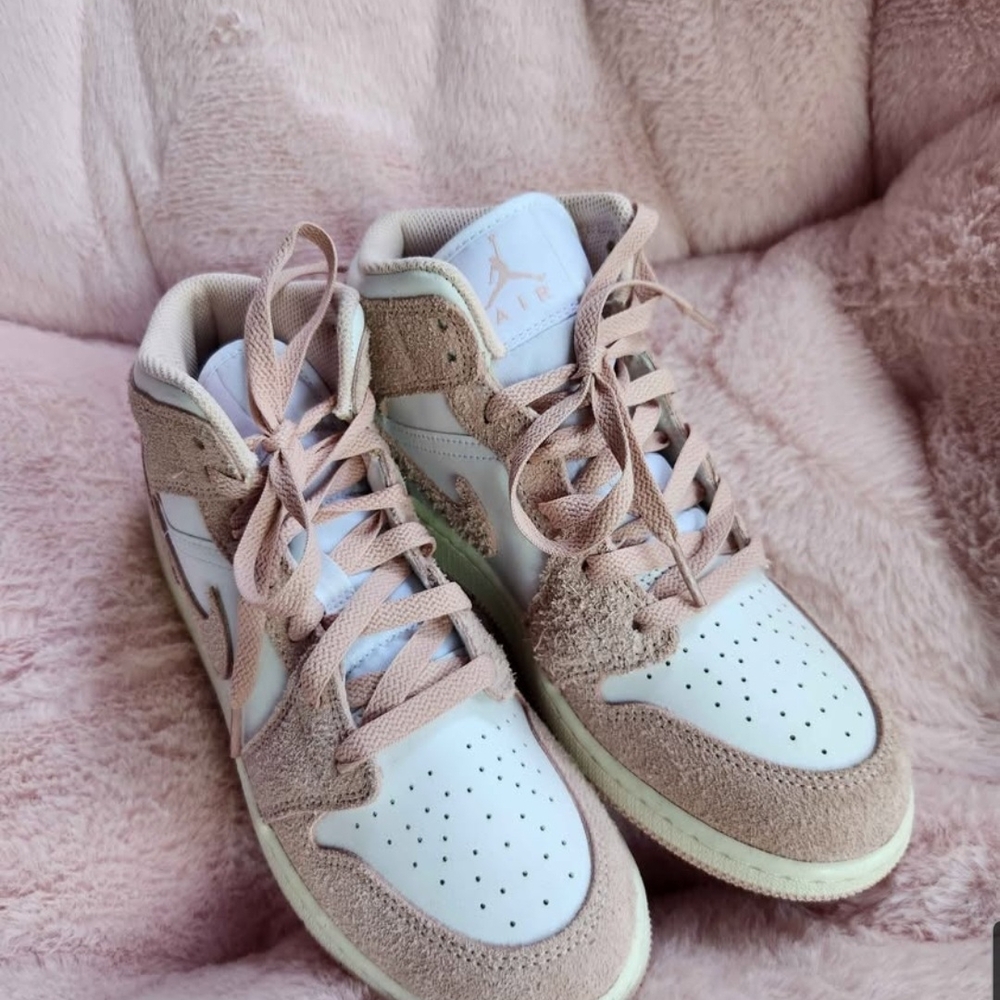 NWOT NIKE Air Jordan 1 MID SE high-top sneakers
